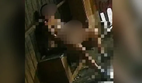 VEJA VÍDEO: de calcinha fio-dental rosa, homem se masturba em quiosque de praia