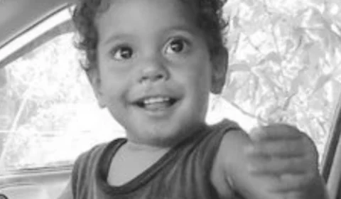 Mãe grita ao levar choque, filho de 1 ano se assusta, e morre ao abracá-la