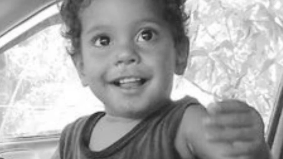 Mãe grita ao levar choque, filho de 1 ano se assusta, e morre ao abracá-la