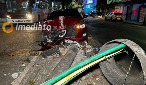 Carro colide em poste e causa danos na Avenida Cosme Ferreira