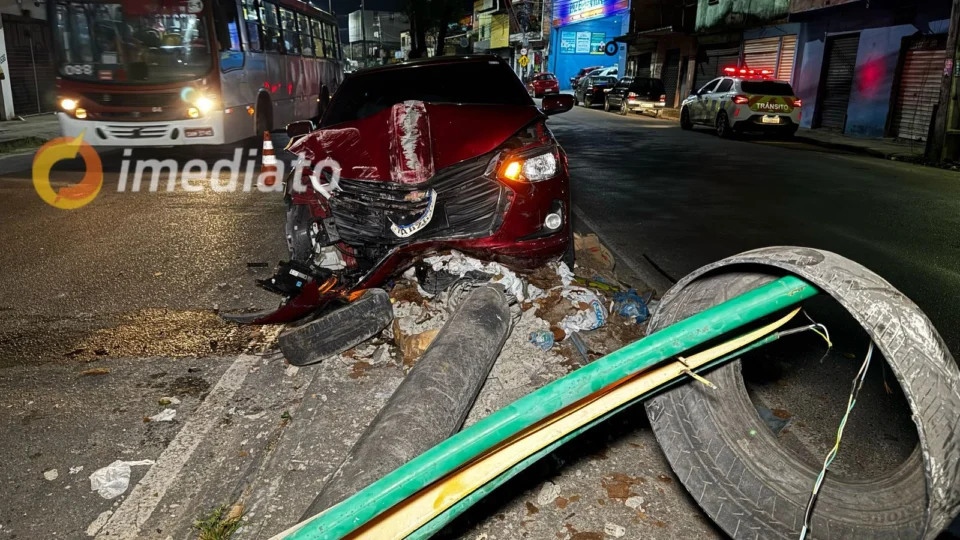 Carro colide em poste e causa danos na Avenida Cosme Ferreira