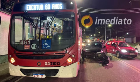 Colisão entre ônibus e carro causa congestionamento na Avenida Marciano Armond