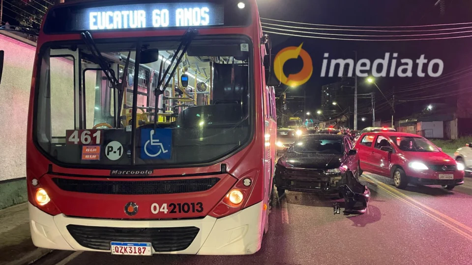 Colisão entre ônibus e carro causa congestionamento na Avenida Marciano Armond