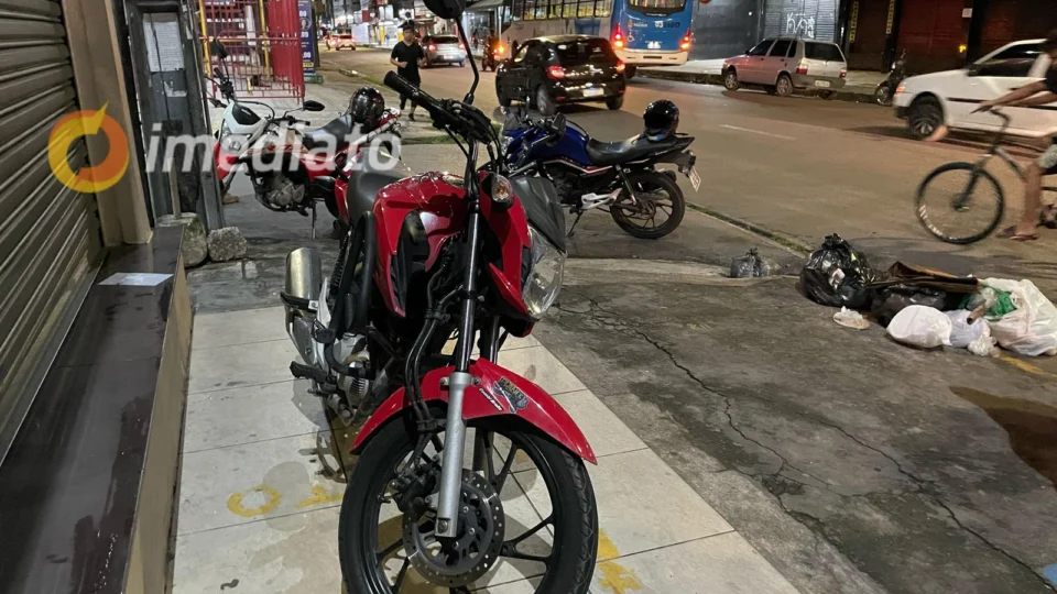 Motociclista fica ferido após colisão com ônibus em Avenida no Bairro Manôa