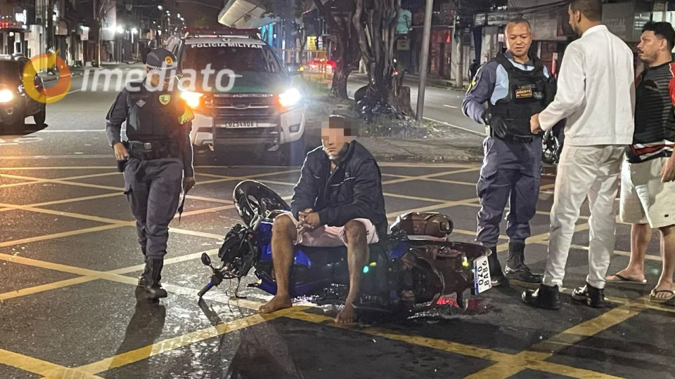 Motociclista avança sinal vermelho e provoca grave acidente no bairro São José