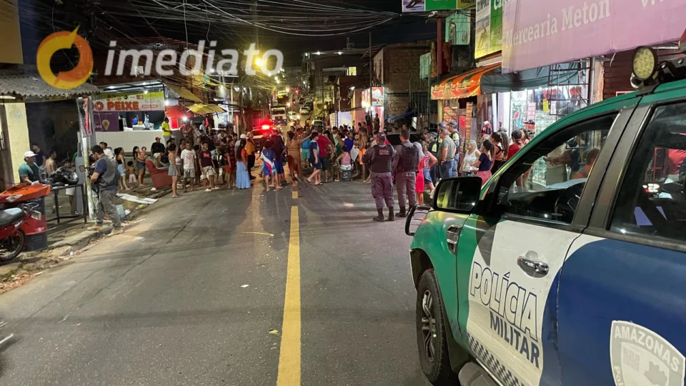 Moradores da Compensa protestam após alagamentos e cobram infraestrutura da Prefeitura de Manaus