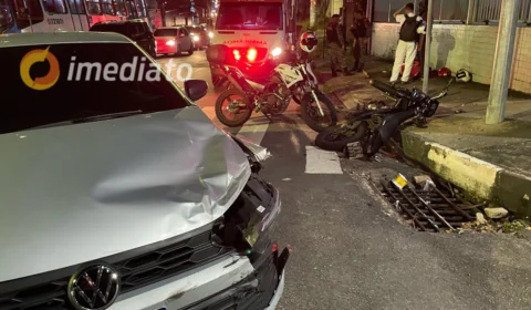 Motociclista fica ferido após colisão com carro em cruzamento na Avenida Umberto Calderaro