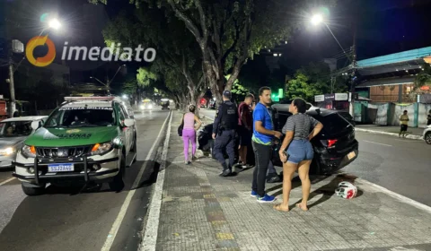 Carro colide em árvore e deixa três pessoas feridas na Avenida Getúlio Vargas