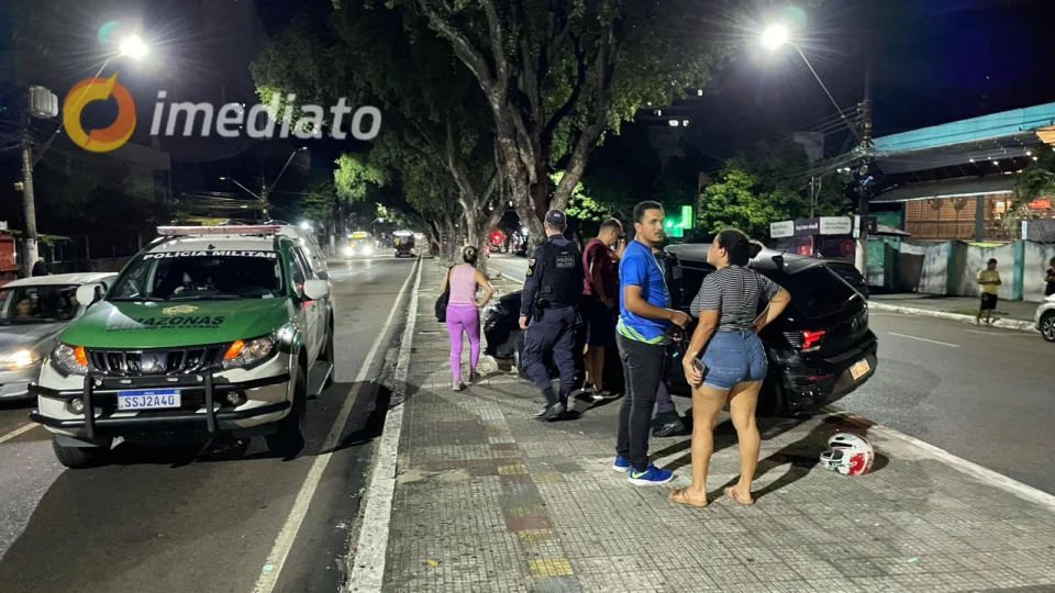 Carro colide em árvore e deixa três pessoas feridas na Avenida Getúlio Vargas