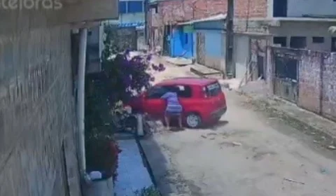 VEJA VÍDEO: Criminoso furta carro de mulher ao abrir garagem no Parque São Pedro