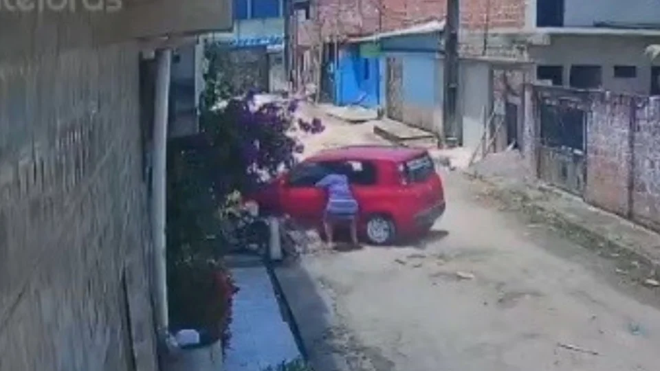 VEJA VÍDEO: Criminoso furta carro de mulher ao abrir garagem no Parque São Pedro