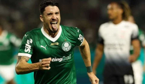 Palmeiras vence o Corinthians com dois gols relâmpago e assume a liderança do Brasileirão