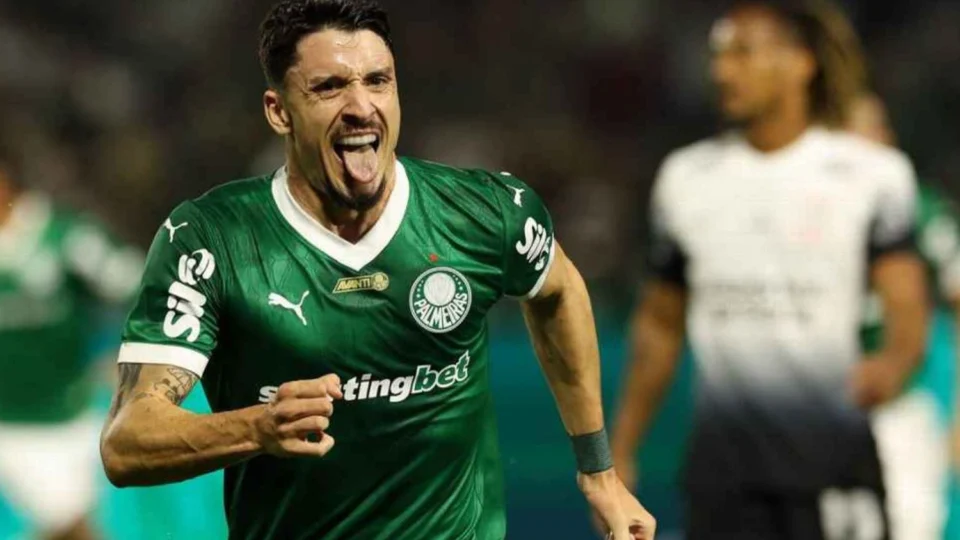 Palmeiras vence o Corinthians com dois gols relâmpago e assume a liderança do Brasileirão
