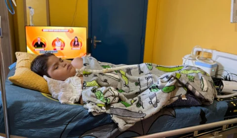 Mãe luta por aparelho essencial à vida do filho com paralisia cerebral e faz apelo por ajuda em Manaus