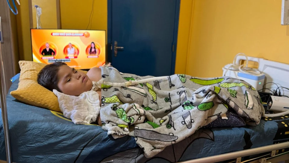 Mãe luta por aparelho essencial à vida do filho com paralisia cerebral e faz apelo por ajuda em Manaus