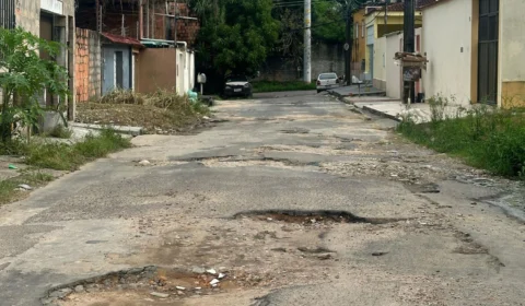 Moradores do Parque 10 reclamam de abandono e cobram asfaltamento de rua esquecida há mais de 25 anos