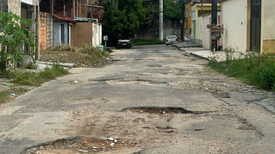 Moradores do Parque 10 reclamam de abandono e cobram asfaltamento de rua esquecida há mais de 25 anos