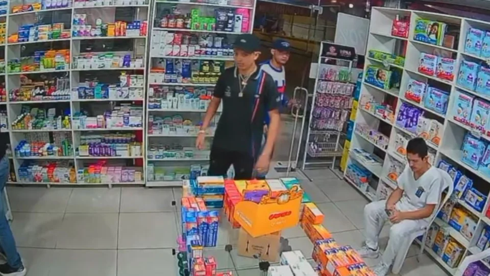 Drogaria é assaltada por dupla sem disfarce no bairro Jorge Teixeira, em Manaus