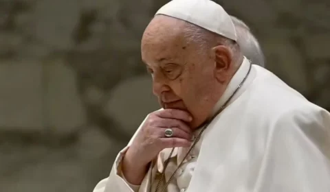 Papa Francisco morreu e AVC e insuficiência cardíaca, diz Vaticano