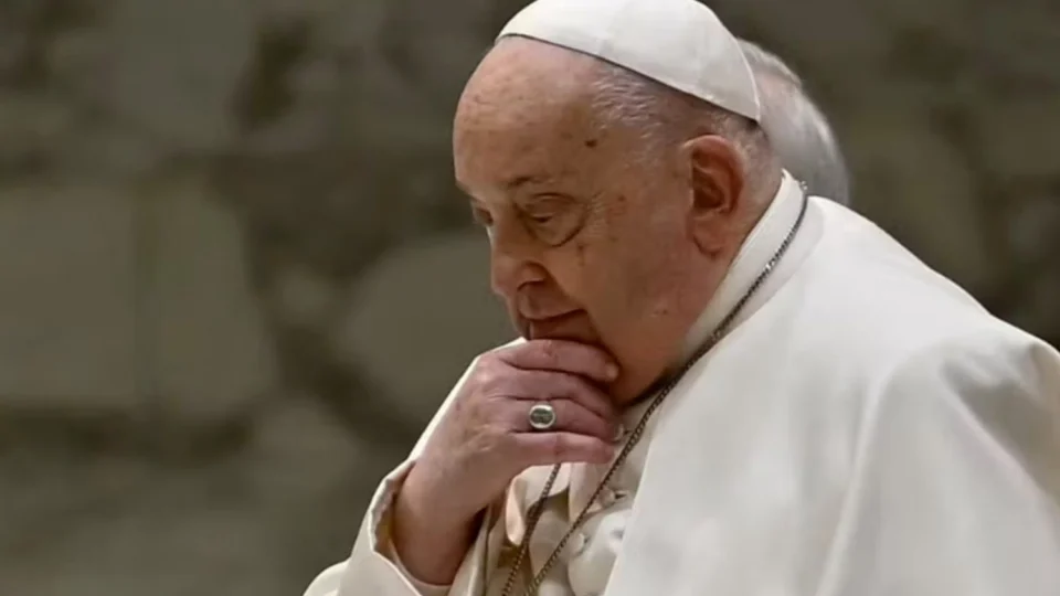 Papa Francisco morreu e AVC e insuficiência cardíaca, diz Vaticano