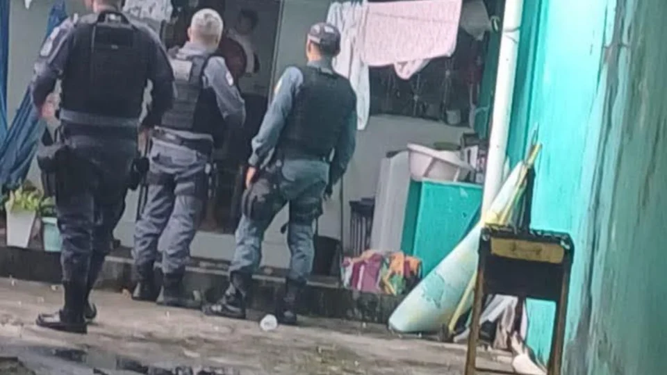 Homem agride companheira e mantém bebê de 9 meses refém durante briga no Cidade Nova