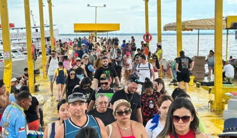 Feriado movimenta chegada de turistas na Balsa Amarela, no centro de Manaus