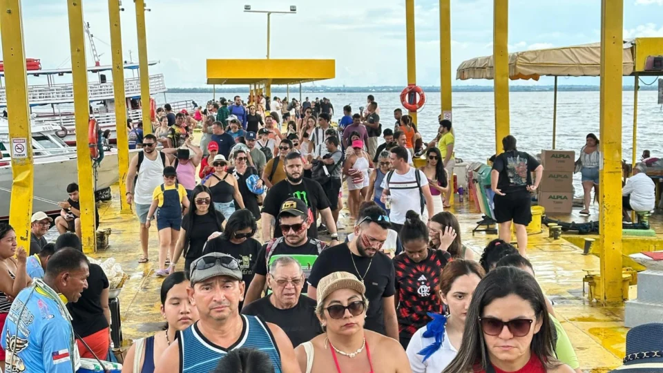 Feriado movimenta chegada de turistas na Balsa Amarela, no centro de Manaus