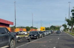 Feriado de Páscoa: fila quilométrica de carros se forma no Porto da Ceasa em Manaus