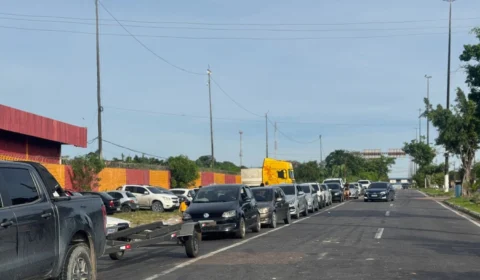 Feriado de Páscoa: fila quilométrica de carros se forma no Porto da Ceasa em Manaus