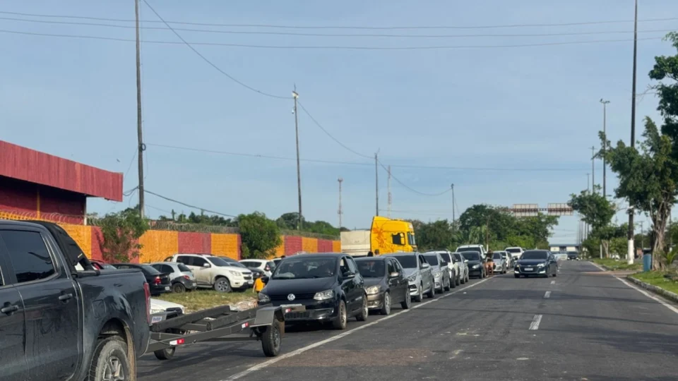 Feriado de Páscoa: fila quilométrica de carros se forma no Porto da Ceasa em Manaus