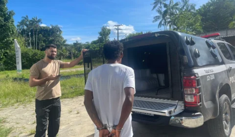 Homem é preso após ameaçar ex-companheira com faca e levar filho à força