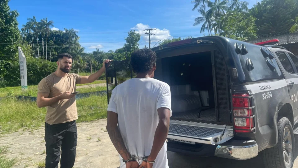 Homem é preso após ameaçar ex-companheira com faca e levar filho à força