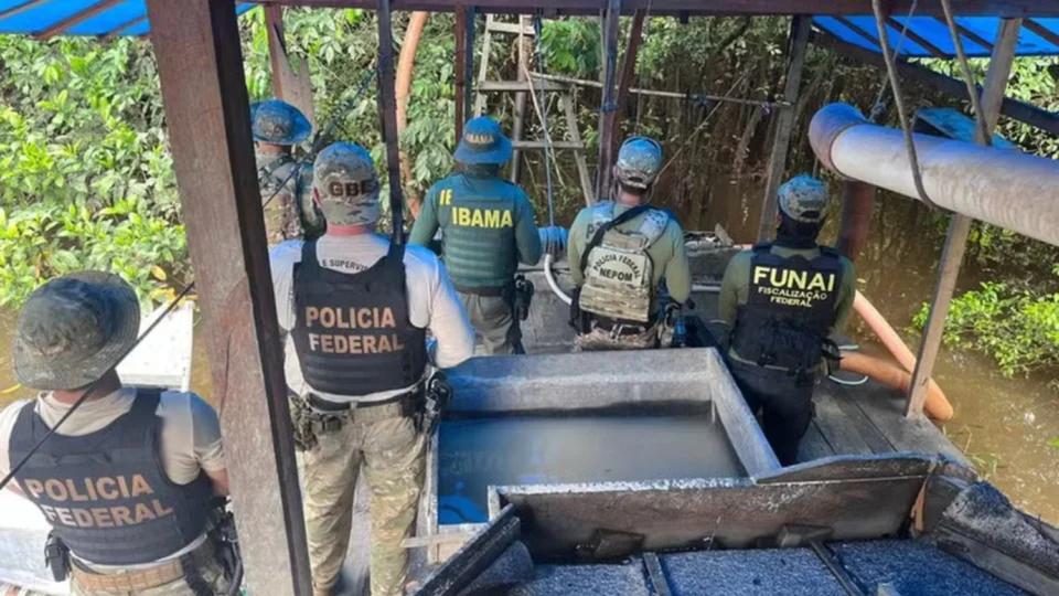 Operação no Amazonas destrói dragas usadas em garimpo ilegal em território indígena isolado