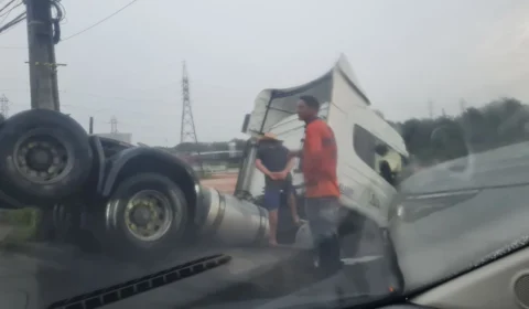 Caminhão sai da pista e colide com carro durante temporal em Manaus