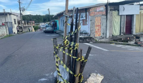 Moradores sinalizam bueiro sem tampa para evitar acidentes no Coroado 3