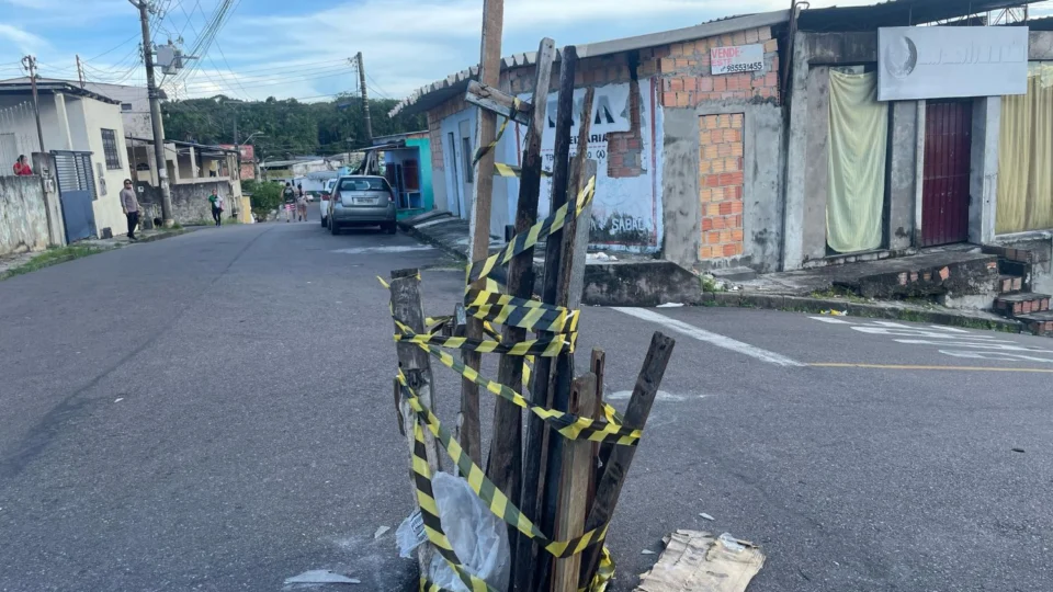 Moradores sinalizam bueiro sem tampa para evitar acidentes no Coroado 3