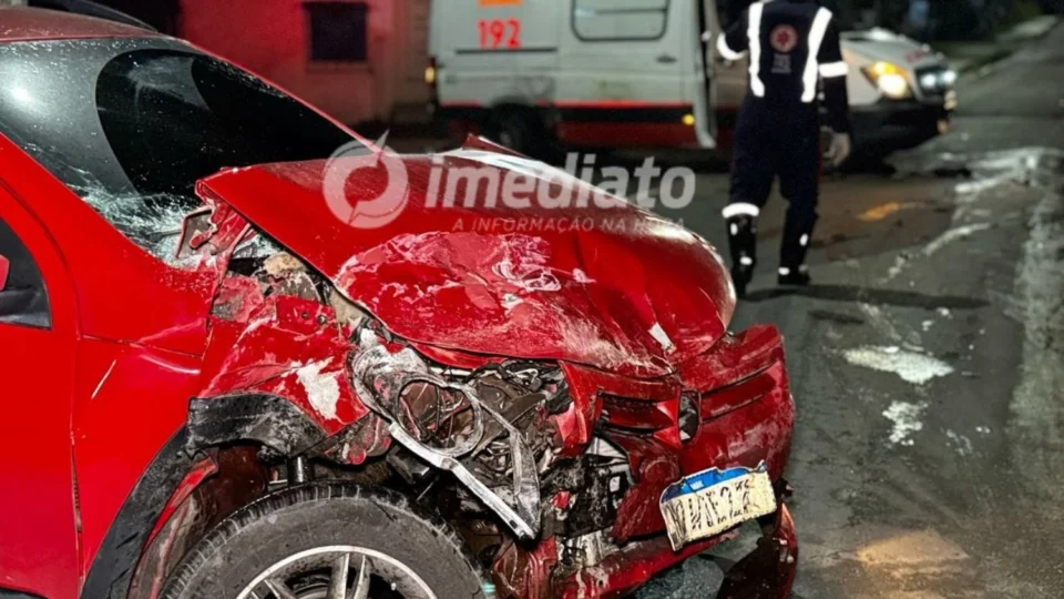Ambulância do Samu se envolve em acidente na Estrada do Aleixo enquanto seguia para atendimento em Manaus
