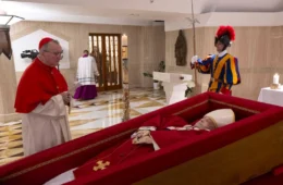 Vídeo: Vaticano divulga as primeiras imagens do velório de papa Francisco