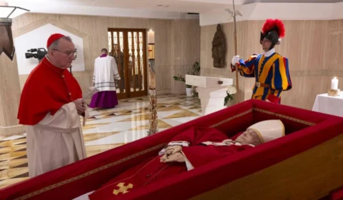 Vídeo: Vaticano divulga as primeiras imagens do velório de papa Francisco