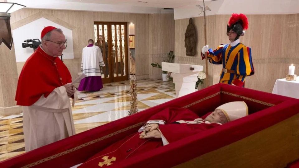 Vídeo: Vaticano divulga as primeiras imagens do velório de papa Francisco