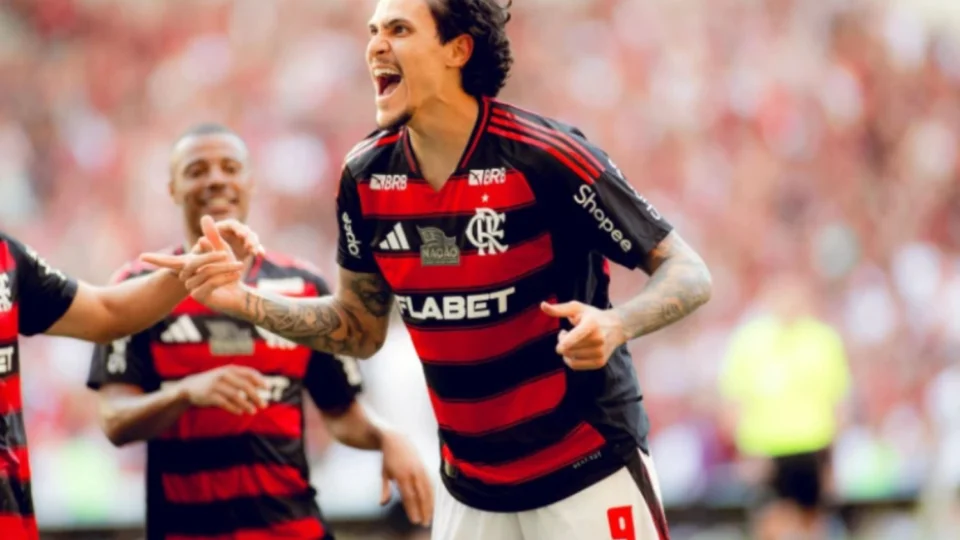 Flamengo vence Corinthians no Maracanã e embala na temporada