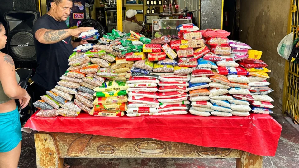 Moradores da Compensa 2 realizam ação solidária para famílias atingidas pela chuva em Manaus