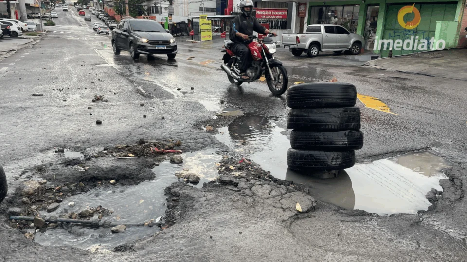 Moradores improvisam sinalização para alertar sobre buracos na Avenida Borba, no bairro Cachoeirinha