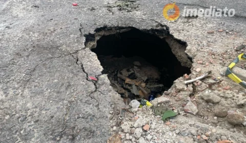 Moradores do Novo Aleixo denunciam cratera e atraso na resposta da Prefeitura de Manaus