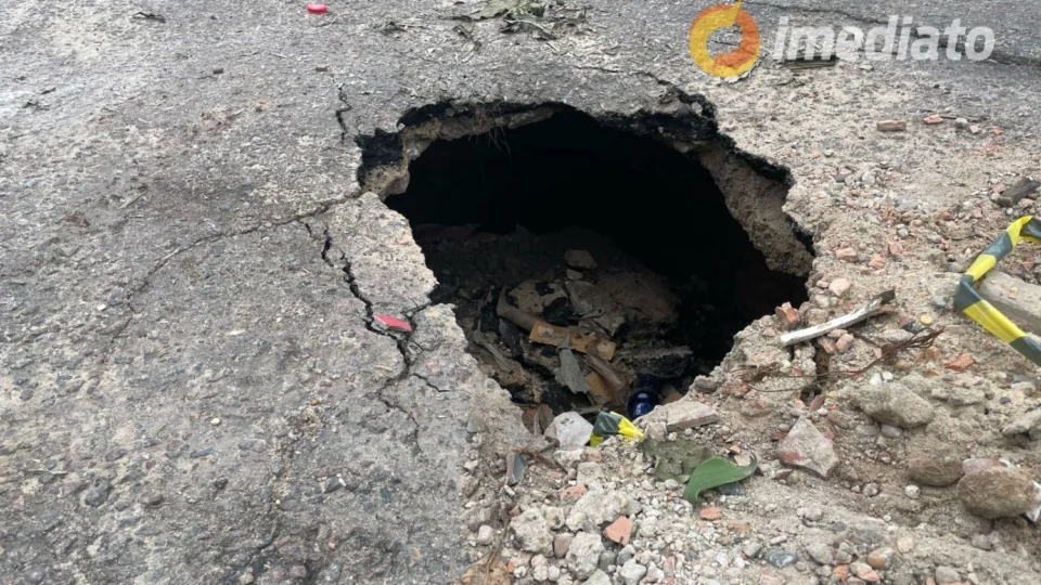 Moradores do Novo Aleixo denunciam cratera e atraso na resposta da Prefeitura de Manaus