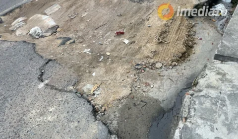 Buraco em via do bairro São José provoca acidentes e revolta moradores