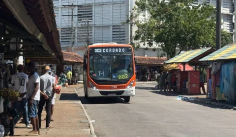 “Dá uma raiva desses ladrões”: aumento da passagem de ônibus revolta manauaras durante feriado