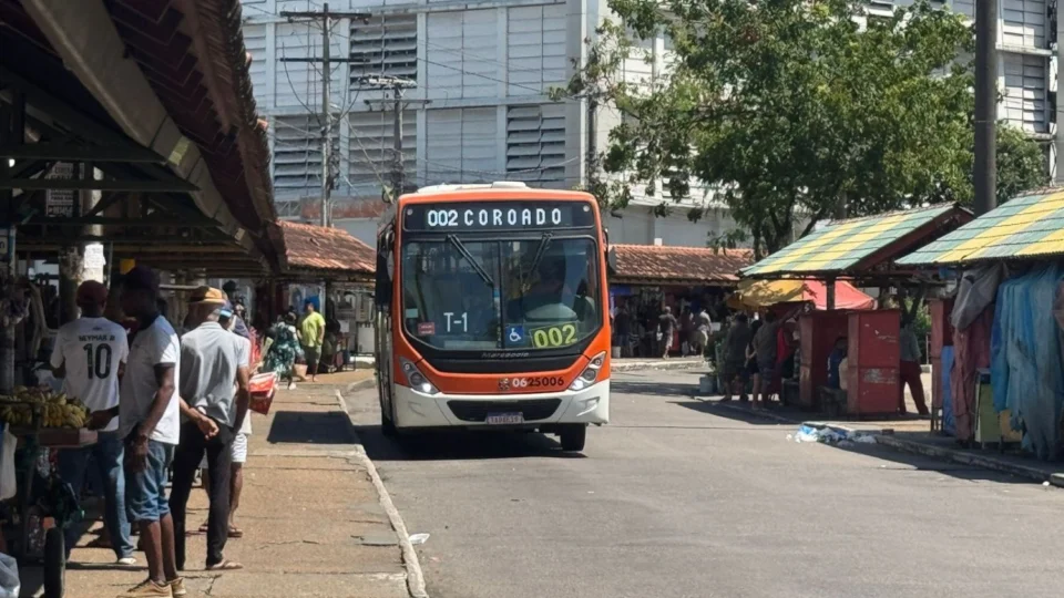 “Dá uma raiva desses ladrões”: aumento da passagem de ônibus revolta manauaras durante feriado