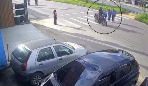 Veja Vídeo: Estudante é atropelada por motociclista ao atravessar faixa de pedestres em Manaus