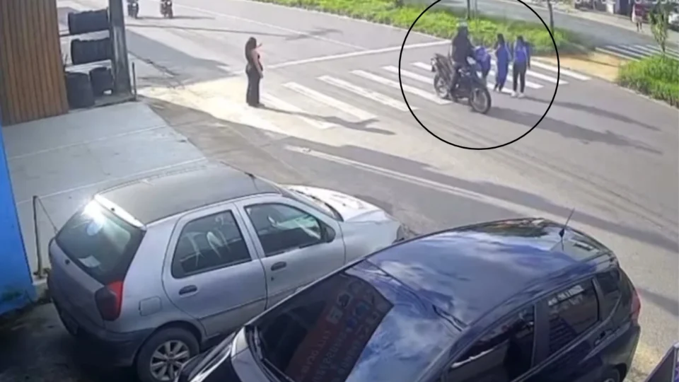 Veja Vídeo: Estudante é atropelada por motociclista ao atravessar faixa de pedestres em Manaus